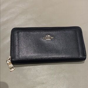 Coach Accordion Zip Wallet in black crossgrain leather👝